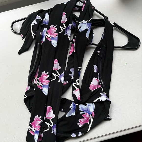 I.AM.GIA LIA WRAP TOP IN BLACK FLORAL - Picture 7 of 8